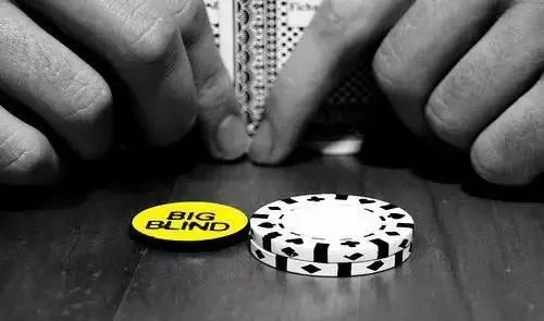【德州扑克教学】不要因为付出了盲注而随便玩一手烂牌
