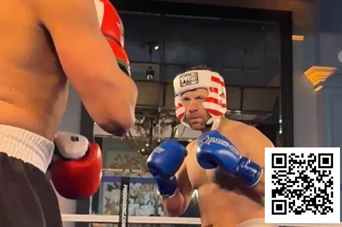 ”Jungleman”拳击赛第二回合遭偷袭,面部流血,比赛被叫停