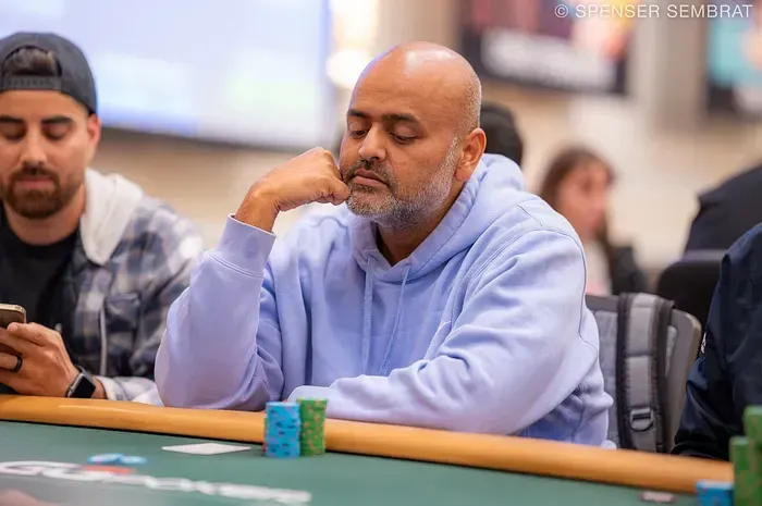任性老哥放任筹码自动掉盲,跑去N刷电影,竟然顺利晋级WSOP主赛Day3?