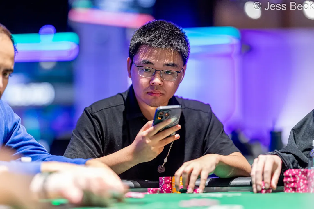 2026WSOP | 主赛剩62人,唐俊杰记分牌第七,携手Tianle Wang、章聪雅挺进Day7