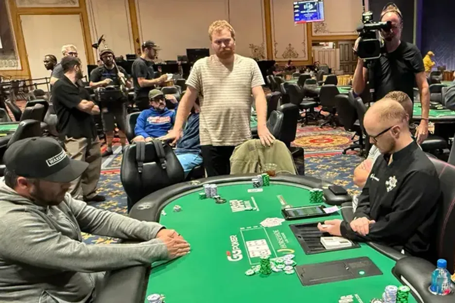 WSOP主赛事“拖时间门”:为躺赚2万美金,他磨了整整17分钟
