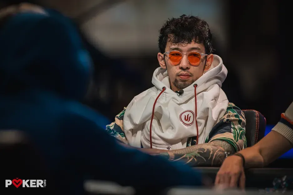 从倒数第二杀到正数第二!Han Feng身披粉色羽毛“真空”上演WSOP主赛FT首日大逆袭
