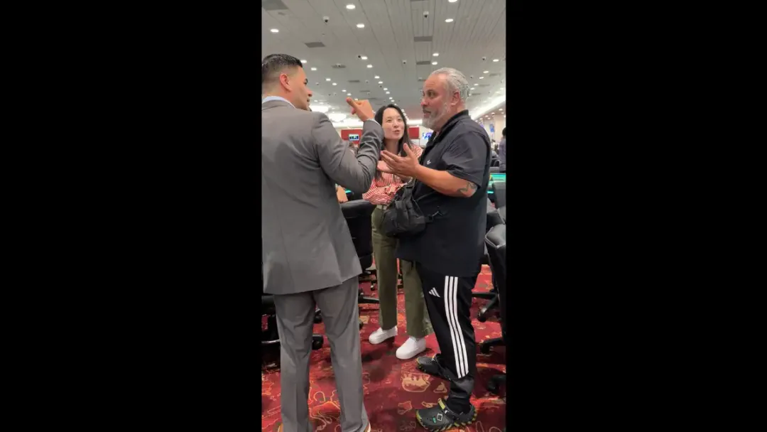 规则书遇上荒诞剧:他坐错位置,全下了别人的记分牌并输掉,然后整个扑克圈吵翻了