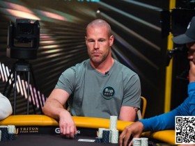 只拿着顶对就敢在这种河牌面抓诈!开天眼了吗?